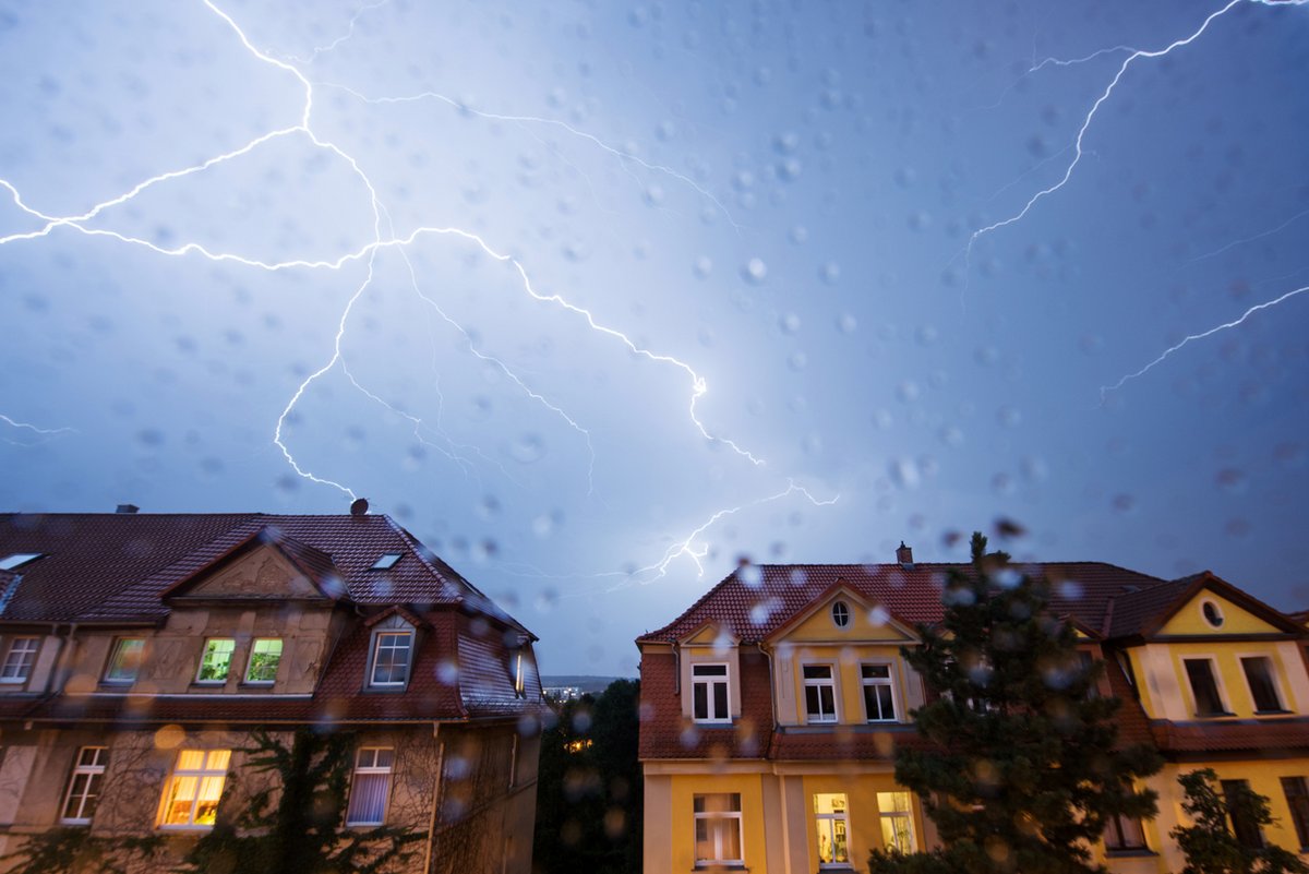 Häuser mit Blitz